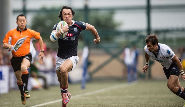 HKG winger Salom Yiu Kam Shing races away from PHI no 9 Jake Letts for his first-half try