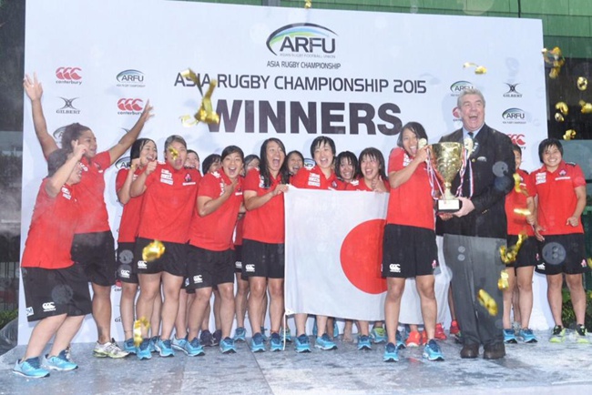 Japan_women_accept_the_ARWC_trophy_from_ARFU_Pres_Trevor_Gregory