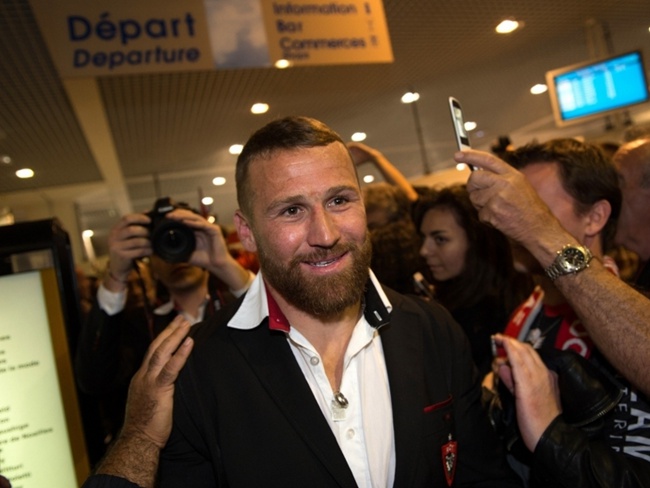 Matt_Giteau_at_an_airport