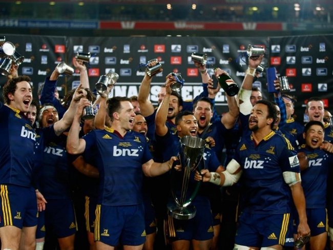 Highlanders_players_lift_Super_Rugby_trophy.jpg.pagespeed.ic.hrgL4kGjMN